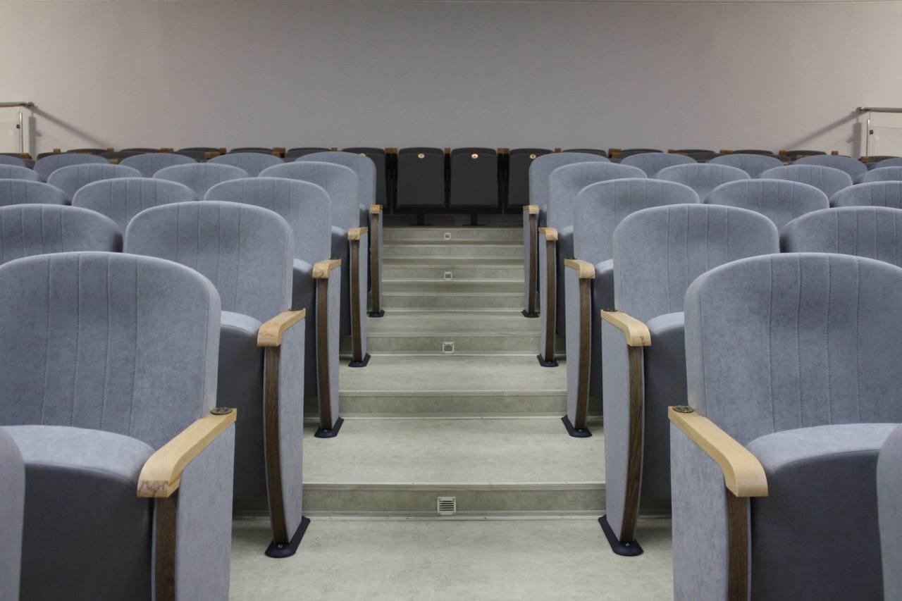 Главный зал псковского Городского культурного центра преобразился и готов удивлять Главный зал псковского Городского культурного центра преобразился и готов удивлять