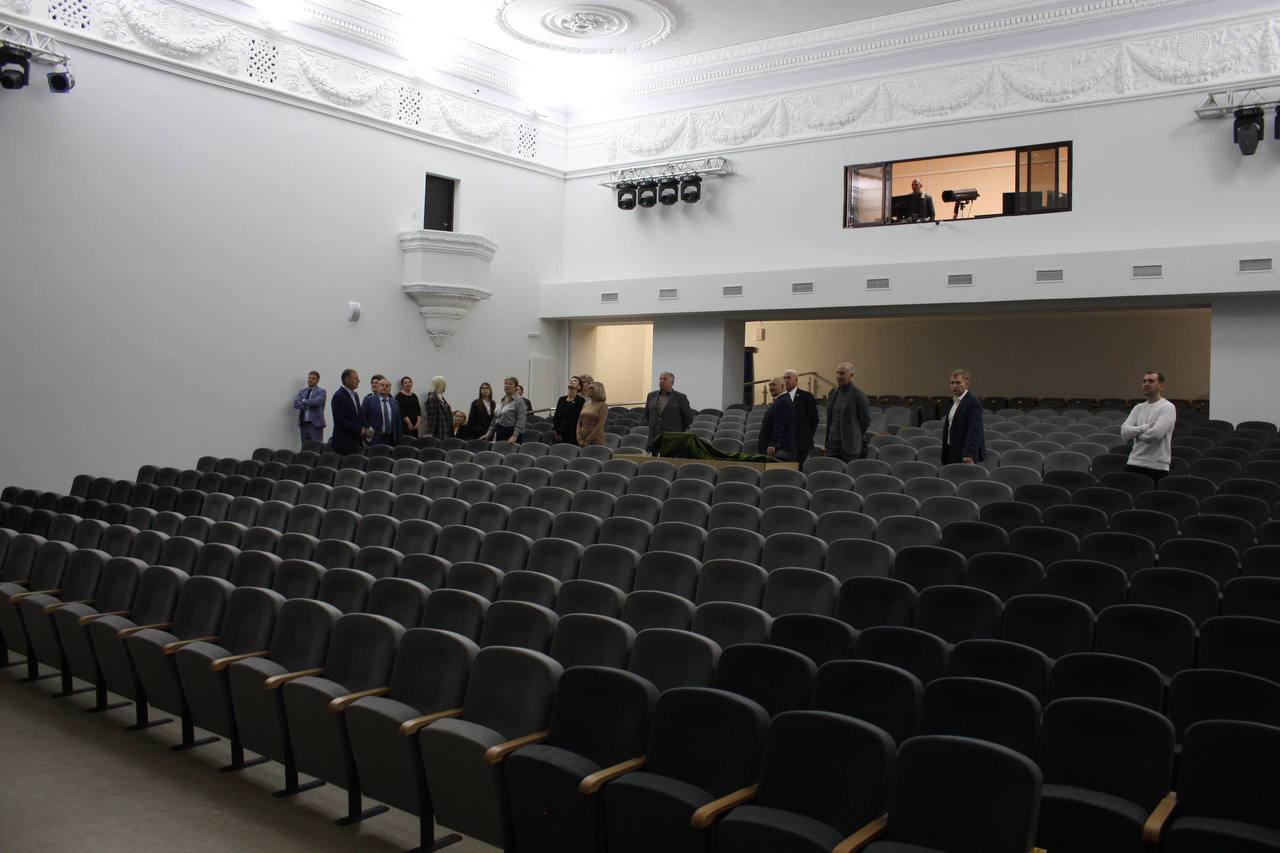 Главный зал псковского Городского культурного центра преобразился и готов удивлять Главный зал псковского Городского культурного центра преобразился и готов удивлять