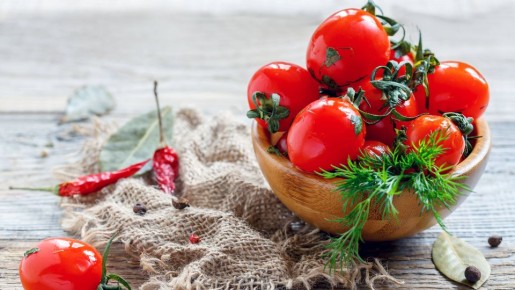 Консервированные помидоры пойдут в дело: приготовьте из забытой банки эту вкуснятину