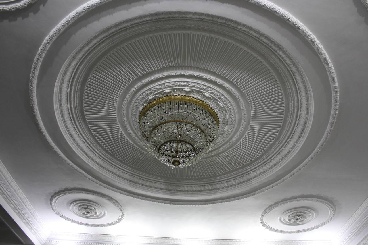 Главный зал псковского Городского культурного центра преобразился и готов удивлять Главный зал псковского Городского культурного центра преобразился и готов удивлять