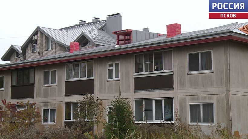 Капитальный ремонт крыши продолжается в доме №125 в псковском Военном городке