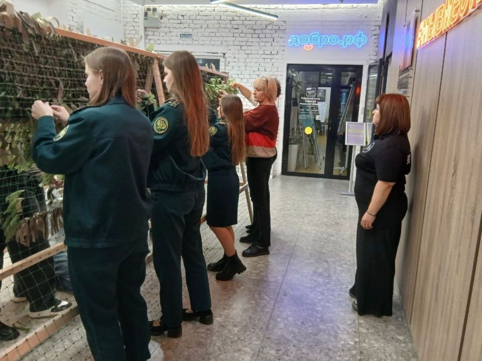 В Доме молодежи состоялся мастер-класс по плетению маскировочных сетей, который провела Мария Филонова