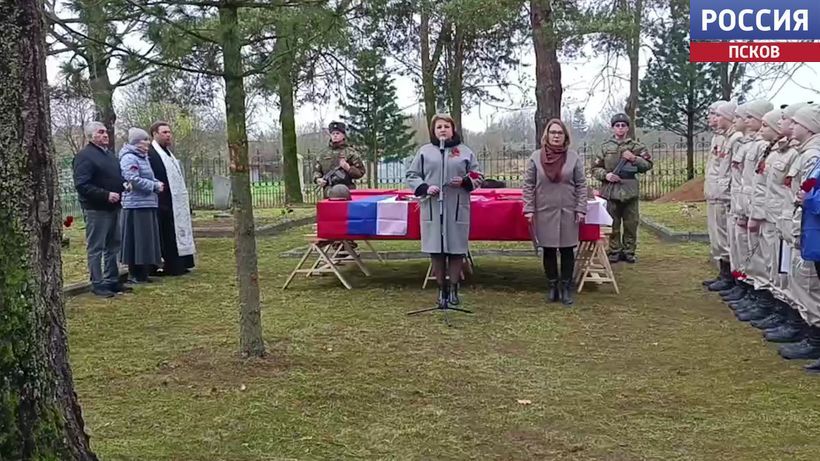 Сегодня в Новоржеве перезахоронили останки 43 красноармейцев, которых подняли местные поисковики