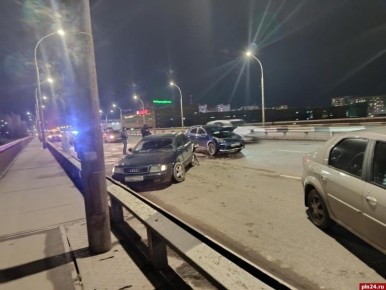 Полиция выясняет обстоятельства ДТП на мосту Александра Невского в Пскове