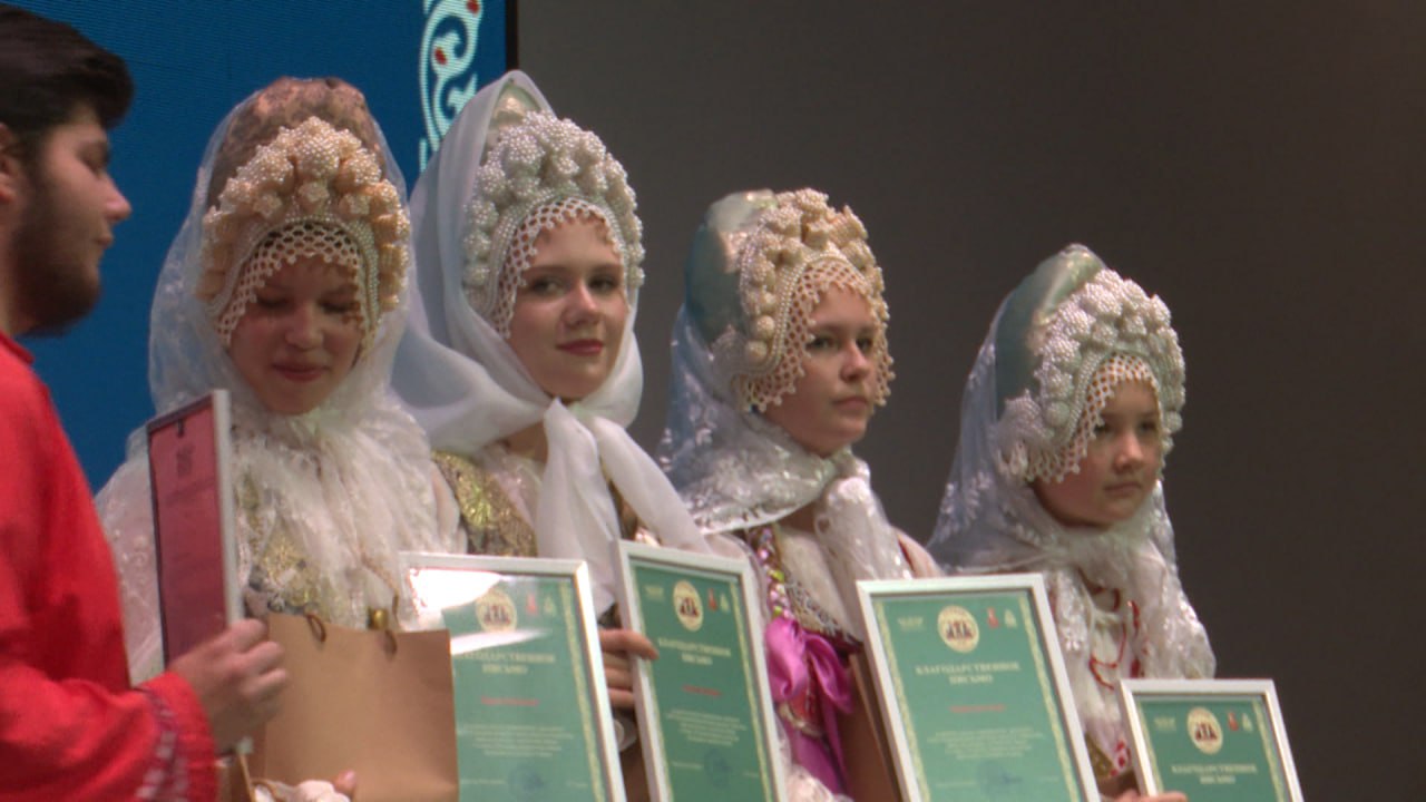 Народный коллектив фольклорного ансамбля "Уграда" отметил свой 25-летний юбилей Народный коллектив фольклорного ансамбля "Уграда" отметил свой 25-летний юбилей