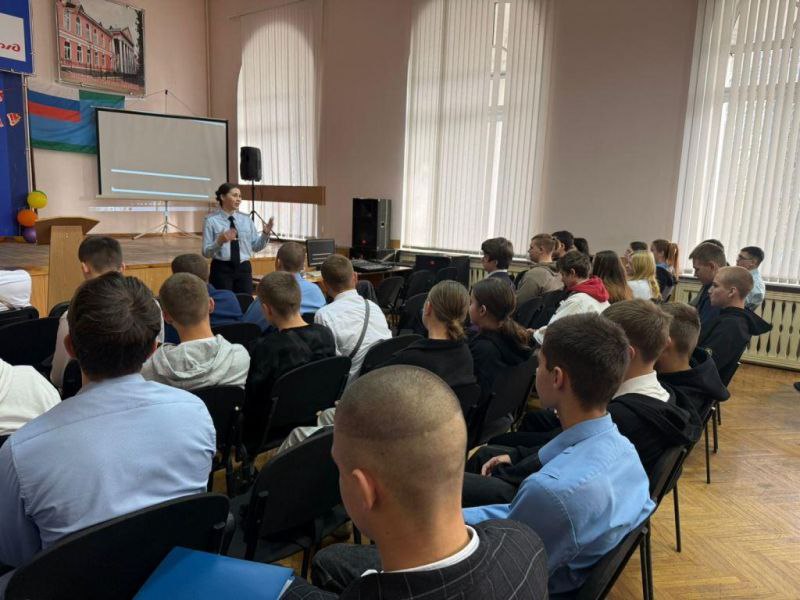 На прошлой неделе в Великолукском филиале Петербургского государственного университета путей сообщения Императора Александра I прошла встреча сотрудников Госавтоинспекции и студентов