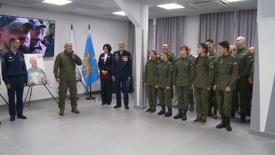 Выставка, посвященная инструкторам Центра "Воин" открылась в здании псковского филиала фонда "Защитники отечества"