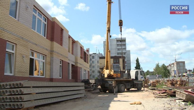 Председатель Госдумы Вячеслав Володин предложил обязать регионы предоставлять жилье молодым врачам и медсестрам, которые приезжают работать на места