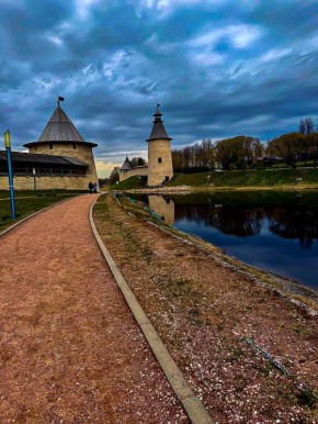Золотая осень на берегах Великой — когда Кремль Пскова встречается с тихими водами, а Свято-Троицкий собор словно охраняет атмосферный пейзаж