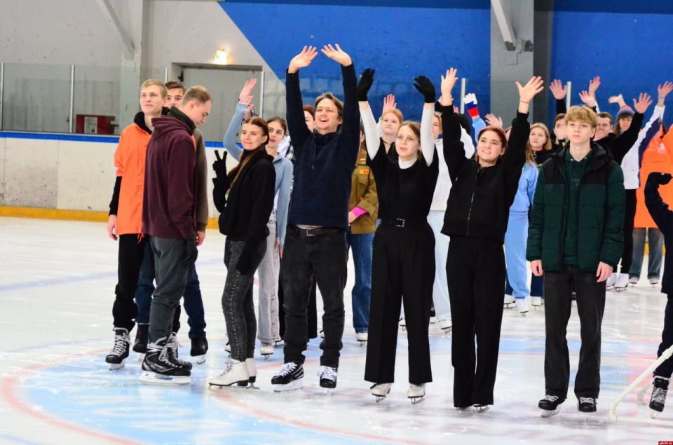 В массовом катании на коньках в Пскове приняли участие порядка 100 человек
