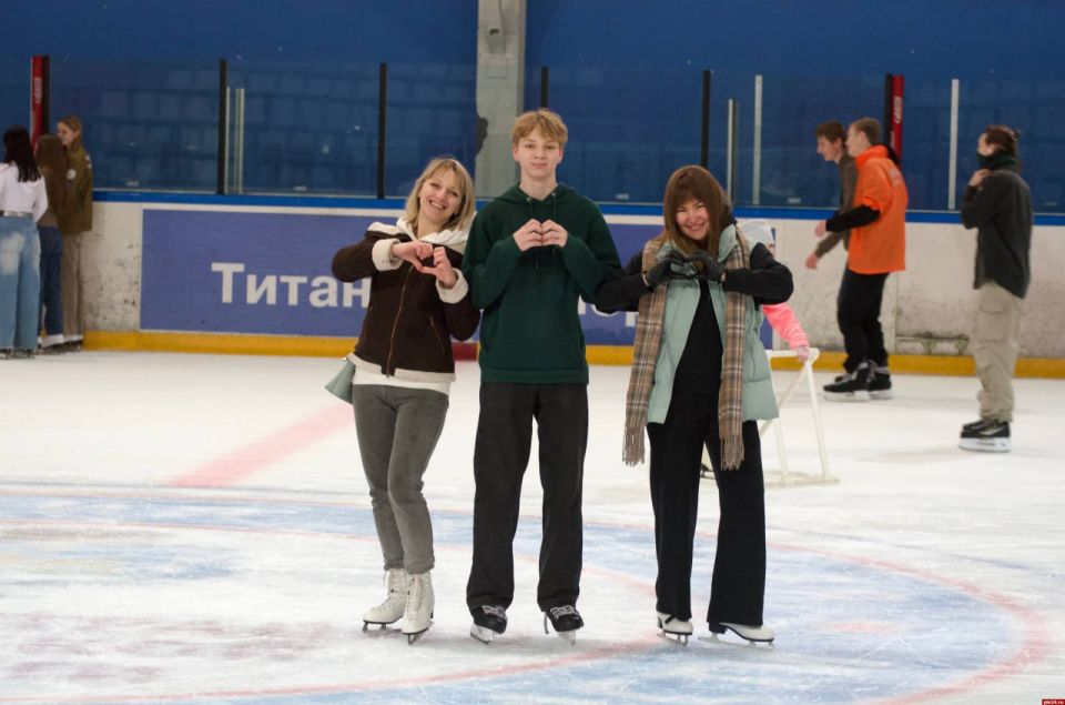 В массовом катании на коньках в Пскове приняли участие порядка 100 человек В массовом катании на коньках в Пскове приняли участие порядка 100 человек