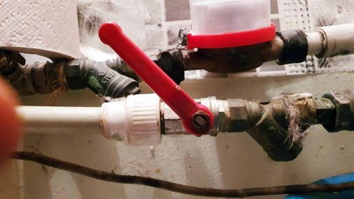 Кто несет ответственность за краны на батарее: управляющая компания или собственник?