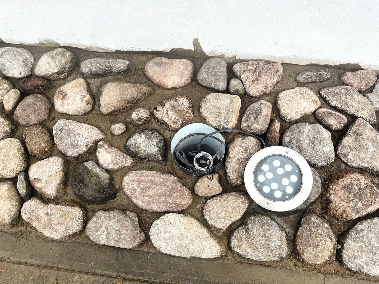 Вокруг древнего храма устанавливают систему фасадного освещения, которая подчеркнет его уникальные особенности Вокруг древнего храма устанавливают систему фасадного освещения, которая подчеркнет его уникальные особенности