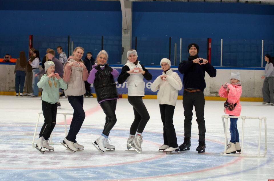 В массовом катании на коньках в Пскове приняли участие порядка 100 человек В массовом катании на коньках в Пскове приняли участие порядка 100 человек