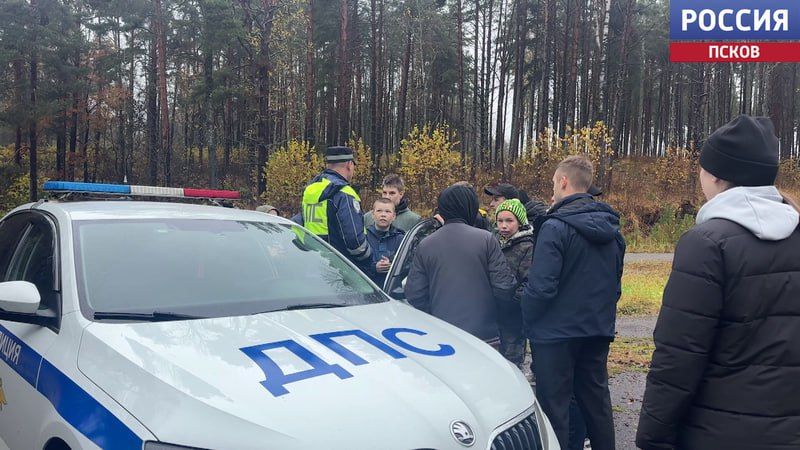 Сотрудники Госавтоинспекции Псковской области совместно с представителями регионального отделения "Всероссийского общества автомобилистов" побывали в гостях у участников профильной смены "Поверь в себя – 2025"