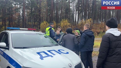 Сотрудники Госавтоинспекции Псковской области совместно с представителями регионального отделения "Всероссийского общества автомобилистов" побывали в гостях у участников профильной смены "Поверь в себя – 2025"