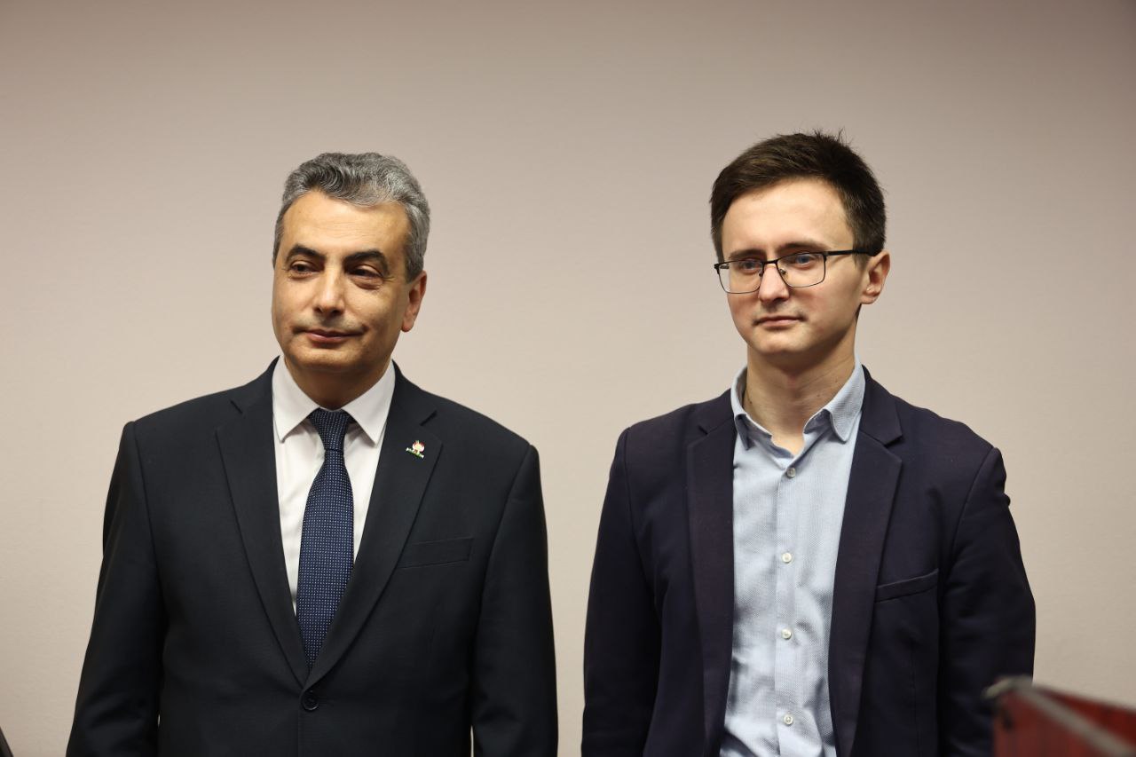 Кстати, вопрос на засыпку. А как Лев Шлосберг* будет отрабатывать обязательные работы, находясь под домашним арестом? Обратимся к определению: Кстати, вопрос на засыпку. А как Лев Шлосберг* будет отрабатывать обязательные работы, находясь под домашним арестом? Обратимся к определению: