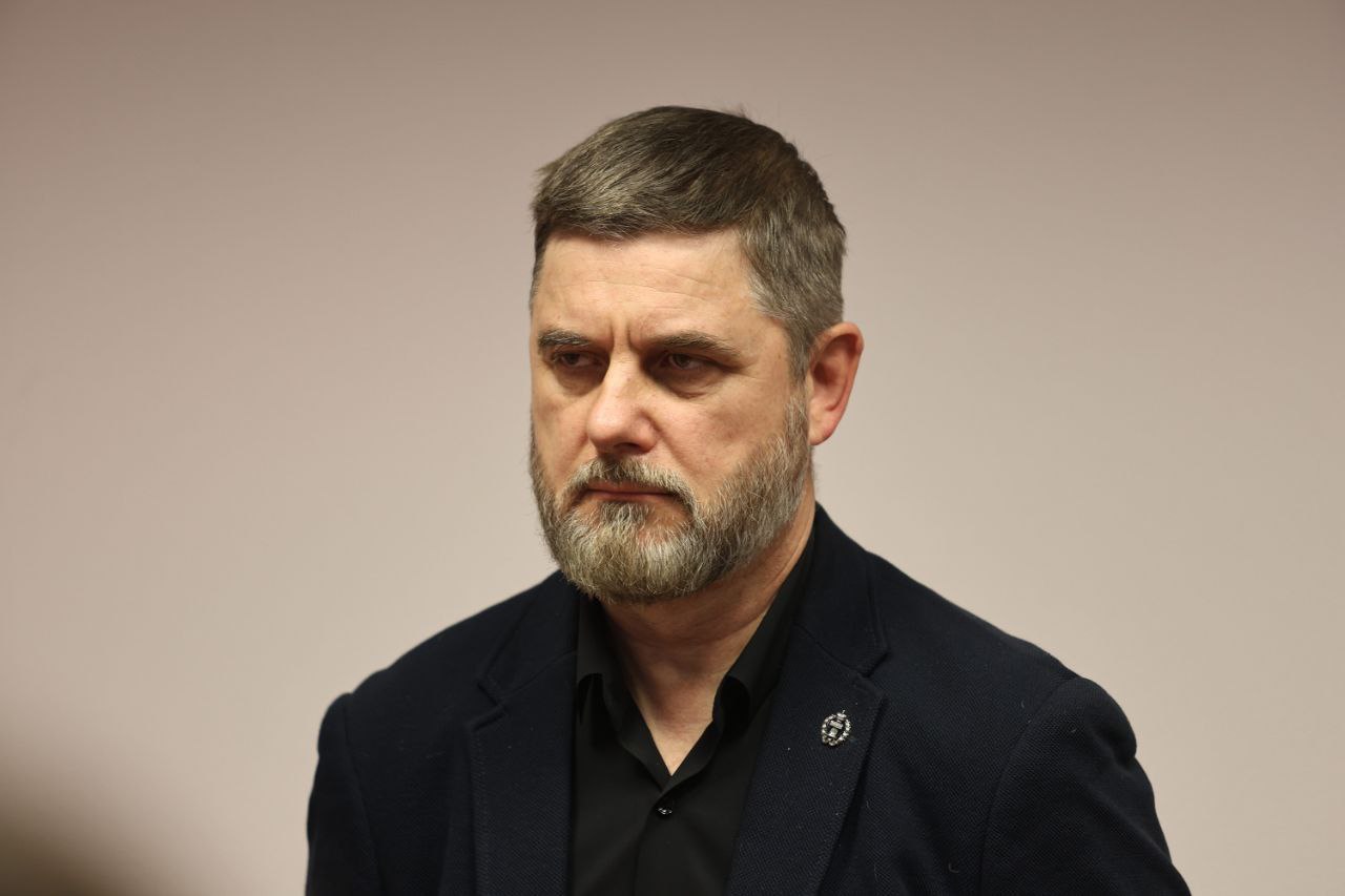 Кстати, вопрос на засыпку. А как Лев Шлосберг* будет отрабатывать обязательные работы, находясь под домашним арестом? Обратимся к определению: Кстати, вопрос на засыпку. А как Лев Шлосберг* будет отрабатывать обязательные работы, находясь под домашним арестом? Обратимся к определению: