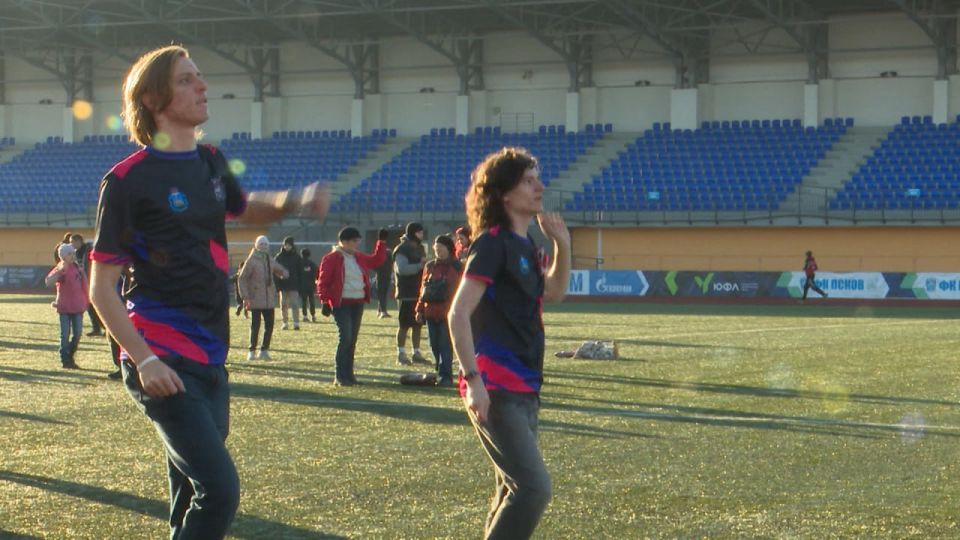 В День народного единства на стадионе "Машиностроитель" сотни людей объединились, чтобы весело и с пользой для здоровья провести утро