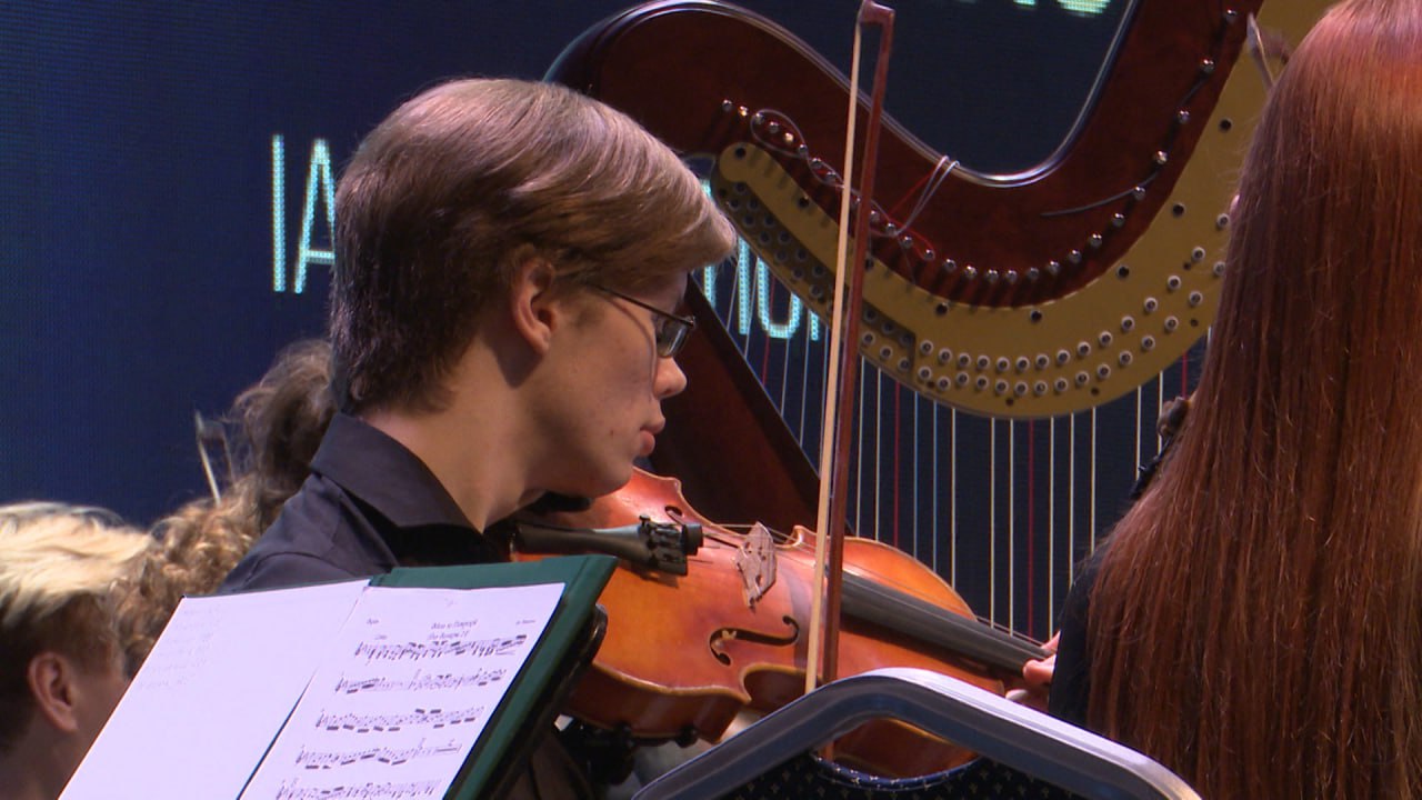 Грандиозным музыкальным событием открылся вчера 82-й филармонический сезон Грандиозным музыкальным событием открылся вчера 82-й филармонический сезон