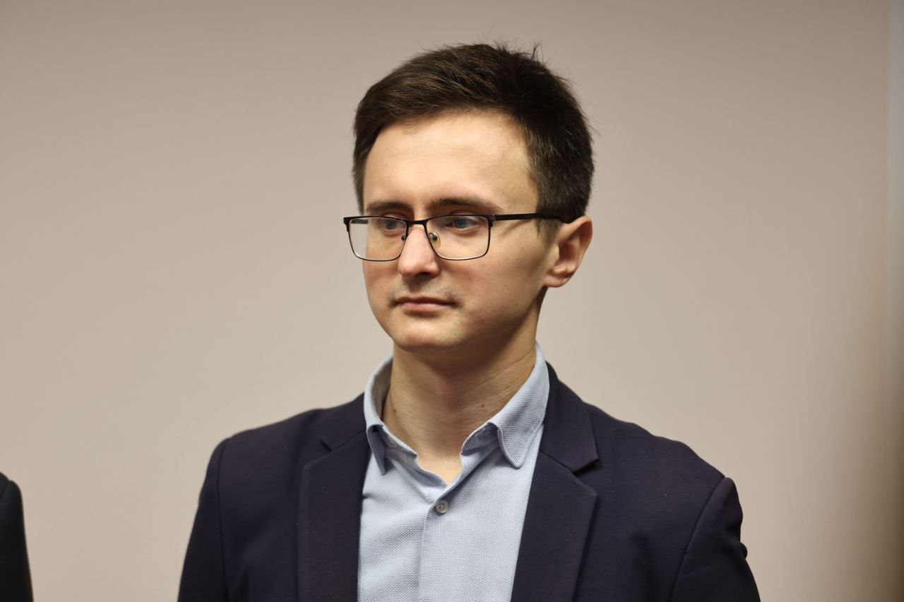 Кстати, вопрос на засыпку. А как Лев Шлосберг* будет отрабатывать обязательные работы, находясь под домашним арестом? Обратимся к определению: Кстати, вопрос на засыпку. А как Лев Шлосберг* будет отрабатывать обязательные работы, находясь под домашним арестом? Обратимся к определению: