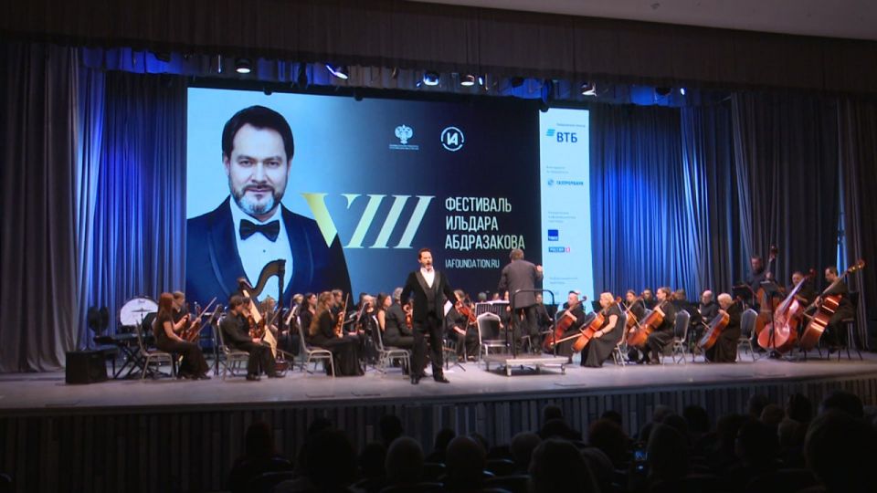 Грандиозным музыкальным событием открылся вчера 82-й филармонический сезон Грандиозным музыкальным событием открылся вчера 82-й филармонический сезон