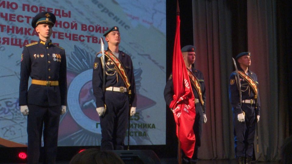 Псков передал Республике Коми копию Знамени Победы в рамках всероссийской акции Псков передал Республике Коми копию Знамени Победы в рамках всероссийской акции