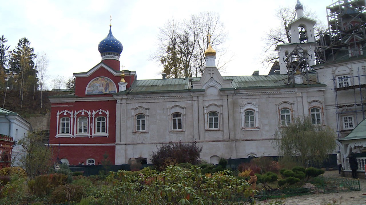 Разрушавшиеся, покрытые грибком от сырости своды и стены укреплены Разрушавшиеся, покрытые грибком от сырости своды и стены укреплены