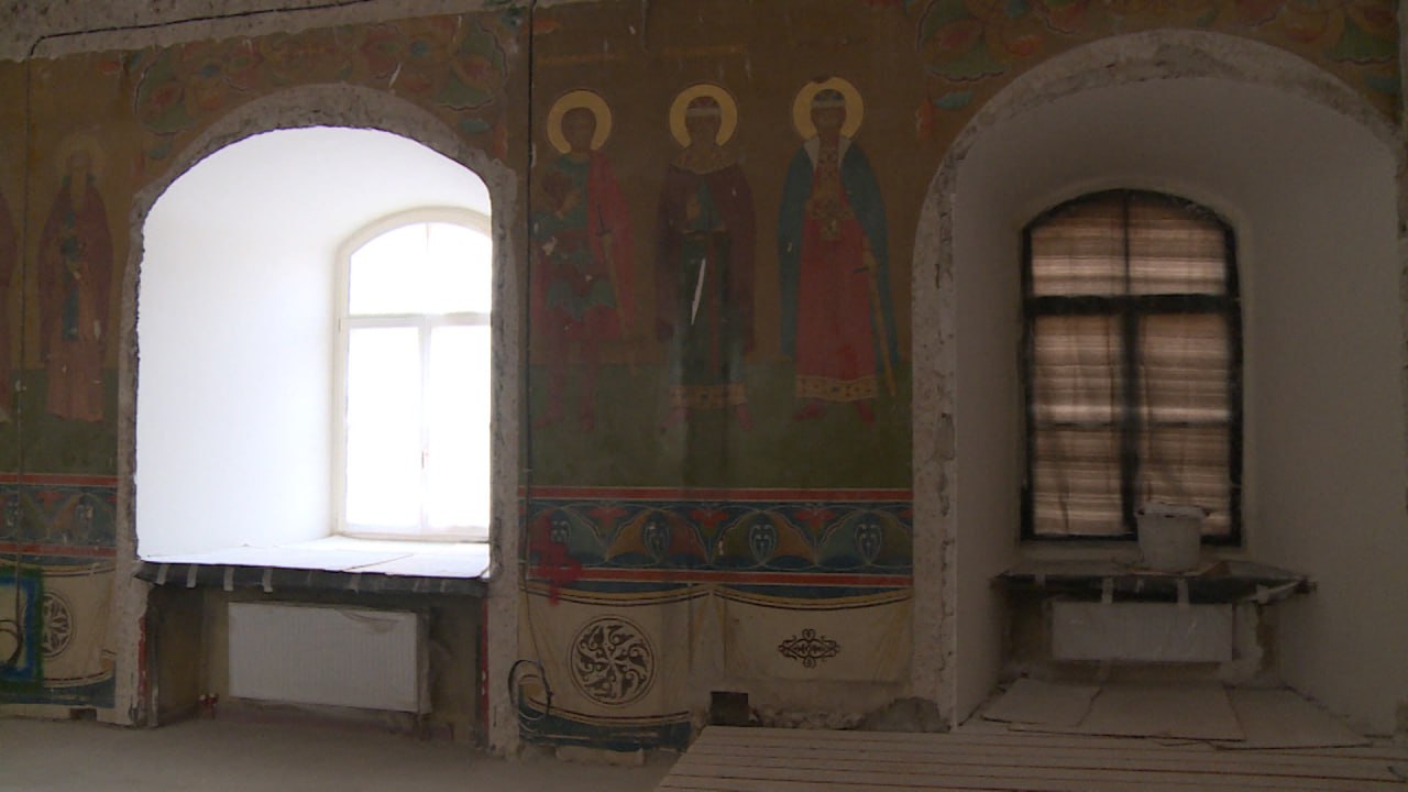 Разрушавшиеся, покрытые грибком от сырости своды и стены укреплены Разрушавшиеся, покрытые грибком от сырости своды и стены укреплены