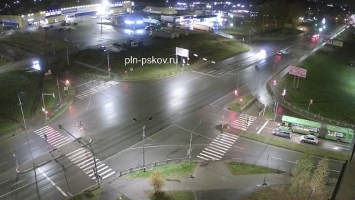 «Россия — щедрая душа». В Пскове опять кто-то решил, что дорога — это трек «Формулы-1», можно жать «тапку в пол», будто других участников движения не существует