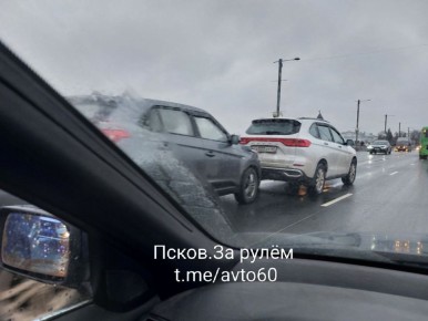 "Тройничок по-псковски".. На Ольгинском мосту произошло ДТП с участием 3 машин, сообщили в телеграм-канале "Псков. За рулем"