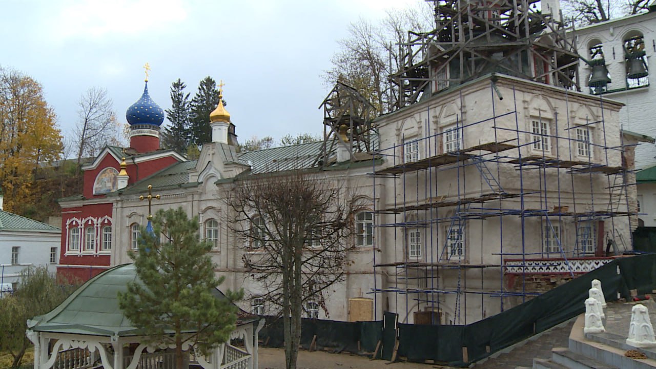 Разрушавшиеся, покрытые грибком от сырости своды и стены укреплены Разрушавшиеся, покрытые грибком от сырости своды и стены укреплены