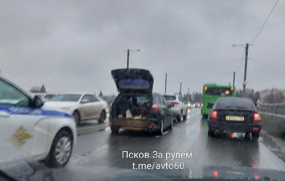 "Тройничок по-псковски".. На Ольгинском мосту произошло ДТП с участием 3 машин, сообщили в телеграм-канале "Псков. За рулем" "Тройничок по-псковски".. На Ольгинском мосту произошло ДТП с участием 3 машин, сообщили в телеграм-канале "Псков. За рулем"