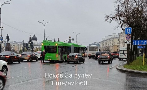 На площади Ленина произошло ДТП с участием автобуса и газели, сообщили в телеграм-канале "Псков