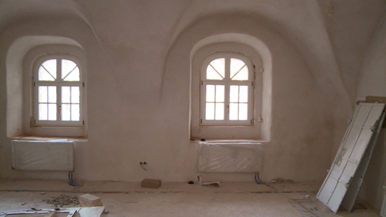 Разрушавшиеся, покрытые грибком от сырости своды и стены укреплены Разрушавшиеся, покрытые грибком от сырости своды и стены укреплены