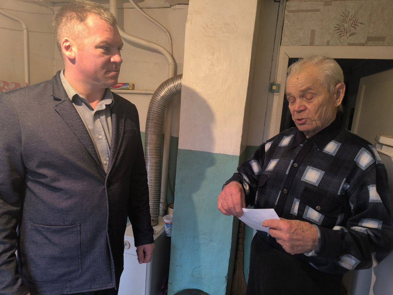 В один день сразу два жителя города Дно принимают поздравления с 90-летием – ветераны Великой Отечественной войны и бывшие несовершеннолетние узники концлагерей Нина Ивановна Васильева и Александр Михайлович Никитин В один день сразу два жителя города Дно принимают поздравления с 90-летием – ветераны Великой Отечественной войны и бывшие несовершеннолетние узники концлагерей Нина Ивановна Васильева и Александр Михайлович Никитин