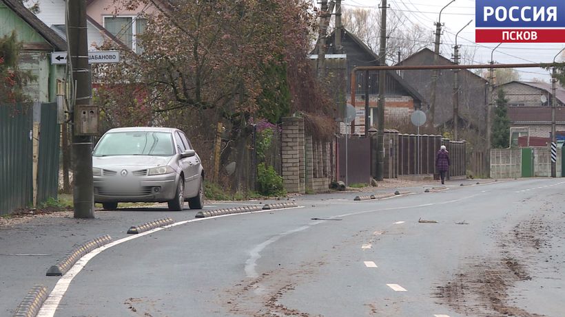 В псковском микрорайоне Шабаны устанавливают так называемые делиниаторы В псковском микрорайоне Шабаны устанавливают так называемые делиниаторы