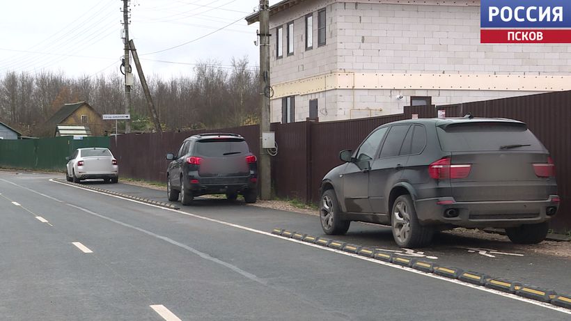В псковском микрорайоне Шабаны устанавливают так называемые делиниаторы В псковском микрорайоне Шабаны устанавливают так называемые делиниаторы