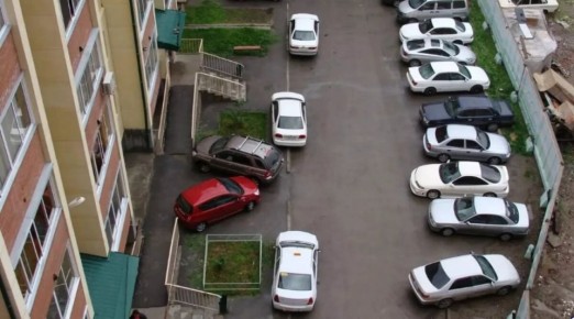 Парковка у окон жилых домов: согласие жильцов и соблюдение правил