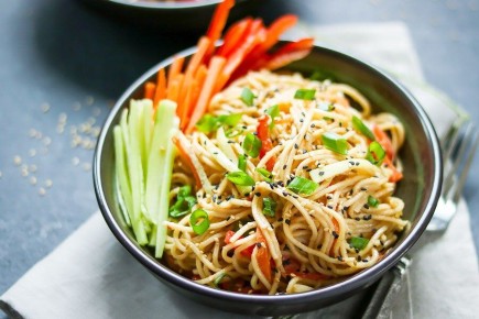 Летнее наслаждение: холодная кунжутная лапша с овощами