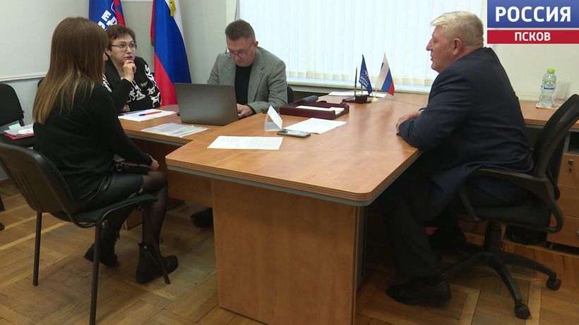 Больше двадцати человек обратились к сенатору от Псковской области Алексею Наумцу во время личного приема граждан