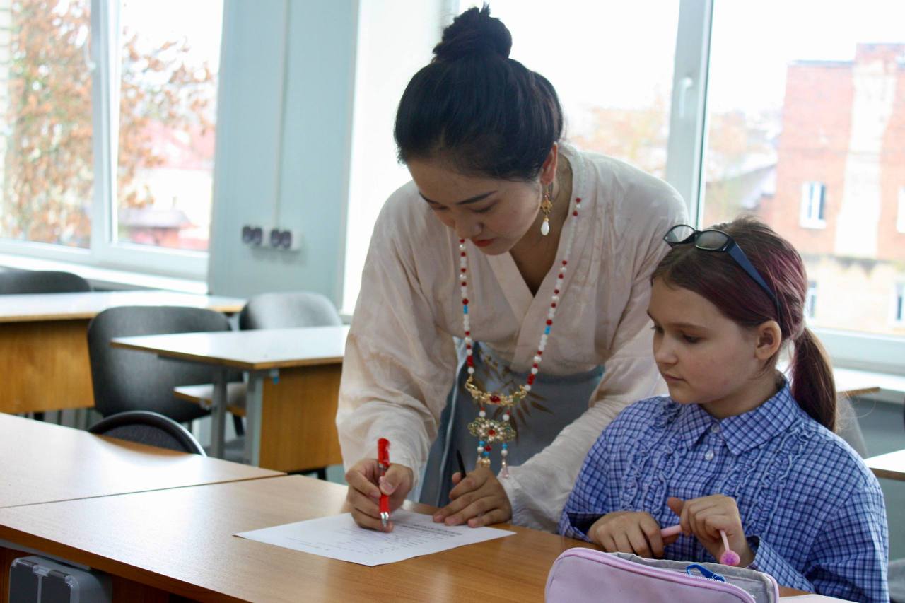 Елкин Борис: К нам в Псков приехали учителя из самого сердца Китая! Вэнь Су и Синь Вэй из нашего города-побратима Мяньяна привезли с собой не только знание языка, но и частичку богатой китайской культуры Елкин Борис: К нам в Псков приехали учителя из самого сердца Китая! Вэнь Су и Синь Вэй из нашего города-побратима Мяньяна привезли с собой не только знание языка, но и частичку богатой китайской культуры