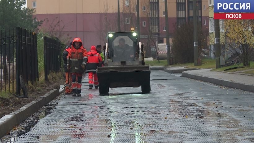 Ремонт проезда вдоль улицы Владимирской в Пскове на завершающем этапе Ремонт проезда вдоль улицы Владимирской в Пскове на завершающем этапе
