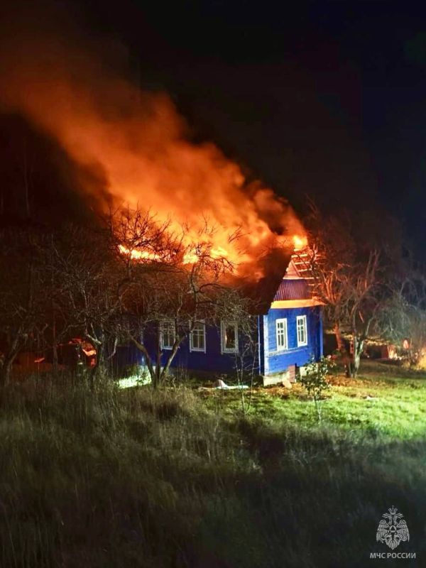 #ОперативноЗаСутки. За минувшие сутки пожарные МЧС России реагировали на возгорание дачного дома в деревне Ботаково Пустошкинского муниципального округа