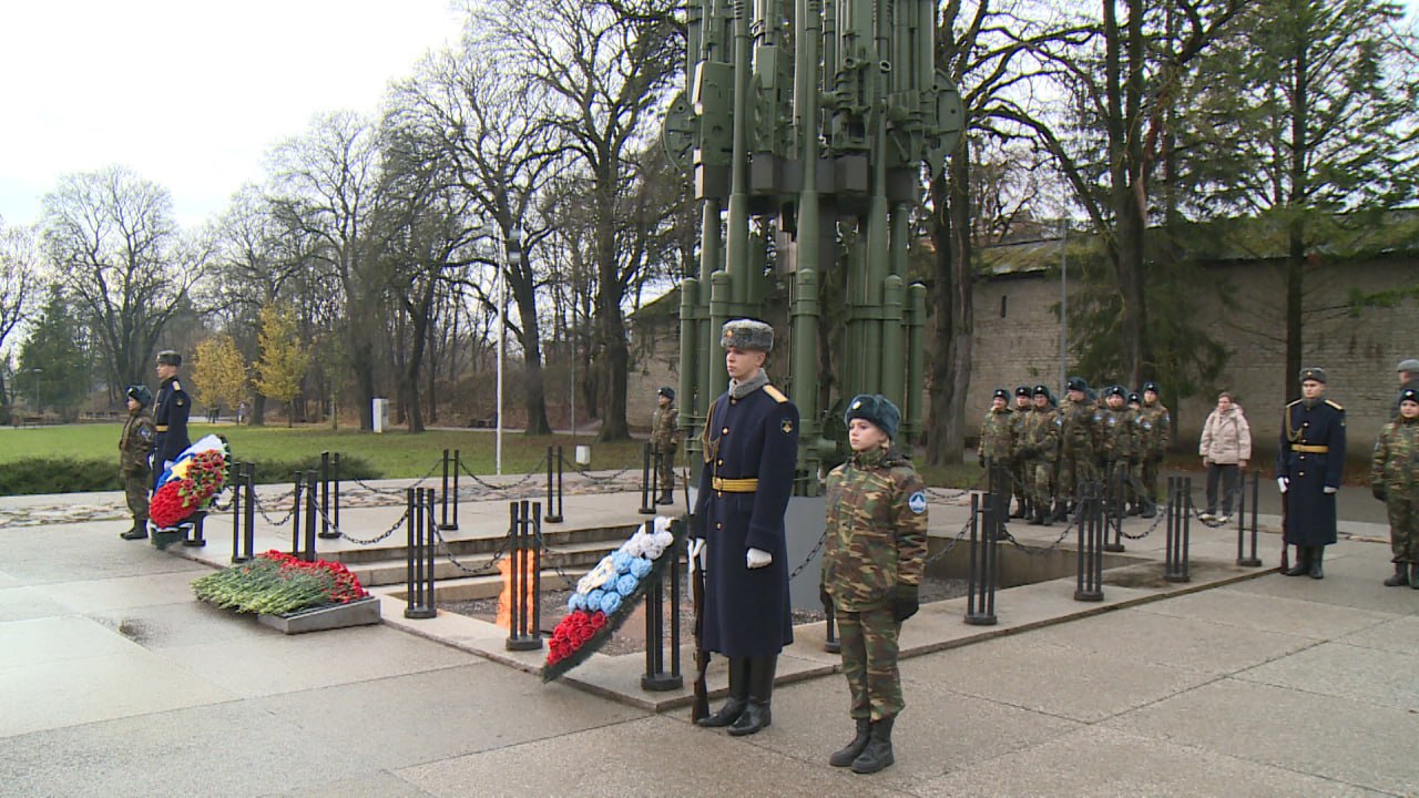 В Пскове отметили годовщину исторического парада 1941 года на Красной площади В Пскове отметили годовщину исторического парада 1941 года на Красной площади