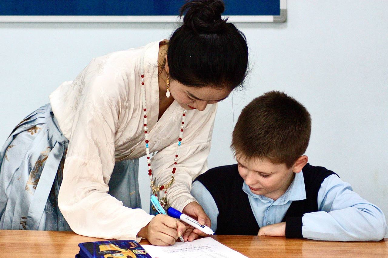 Елкин Борис: К нам в Псков приехали учителя из самого сердца Китая! Вэнь Су и Синь Вэй из нашего города-побратима Мяньяна привезли с собой не только знание языка, но и частичку богатой китайской культуры