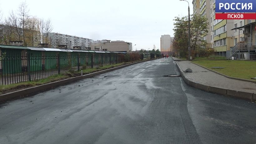 Ремонт проезда вдоль улицы Владимирской в Пскове на завершающем этапе Ремонт проезда вдоль улицы Владимирской в Пскове на завершающем этапе