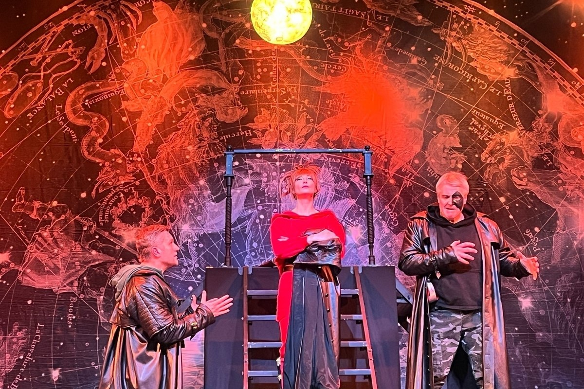 В первые дни ноября Театр Дениса Матросова показал псковичам необычайно красивый музыкальный спектакль "Сирано де Бержерак"