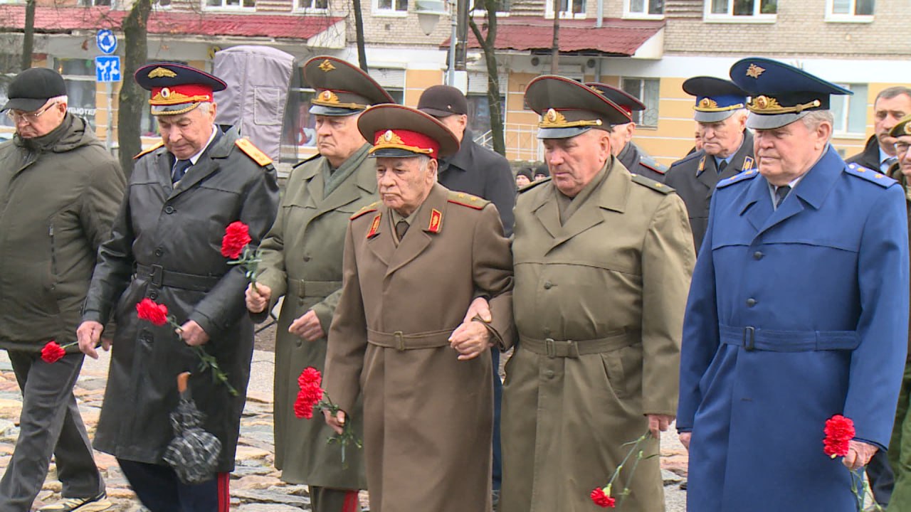 В Пскове отметили годовщину исторического парада 1941 года на Красной площади В Пскове отметили годовщину исторического парада 1941 года на Красной площади