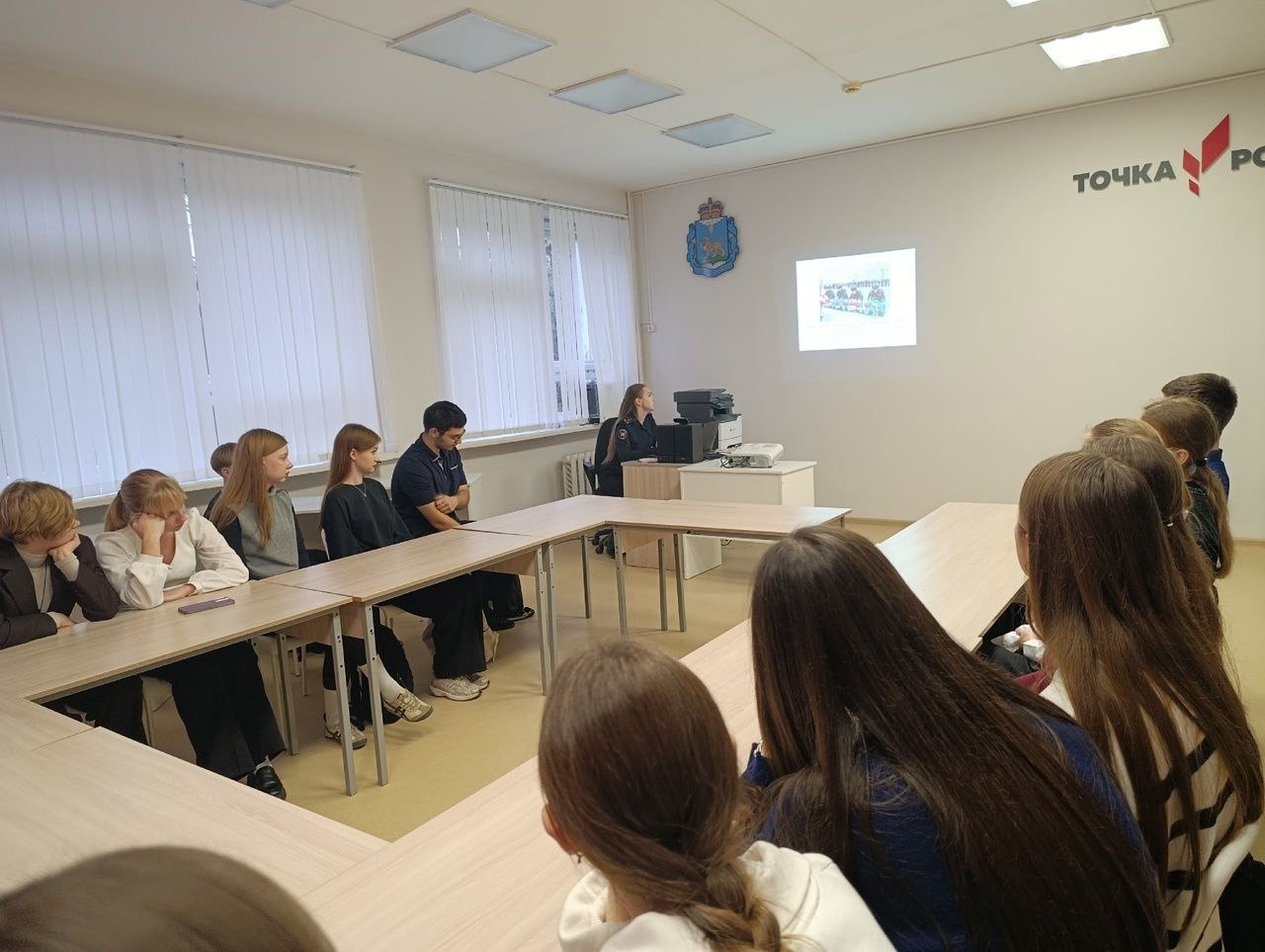 Накануне Дня памяти погибших сотрудников органов внутренних дел в МБОУ "Дедовичская средняя школа N2" состоялась значимая встреча Накануне Дня памяти погибших сотрудников органов внутренних дел в МБОУ "Дедовичская средняя школа N2" состоялась значимая встреча